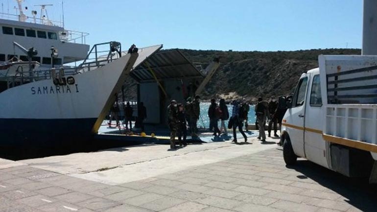 Στον Πειραιά έφτασαν οι πρόσφυγες της Γαύδου