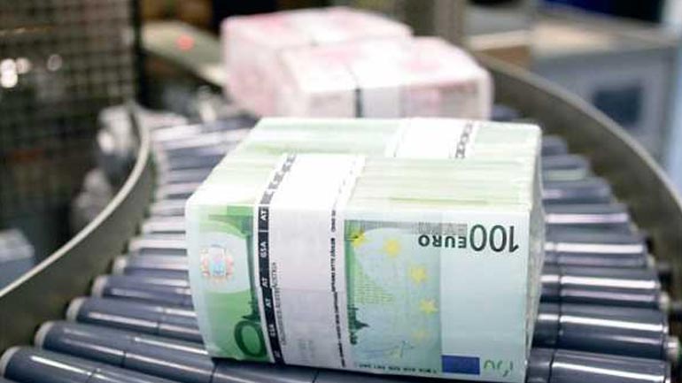 Επιτάχυναν οι εκροές καταθέσεων τον Απρίλιο