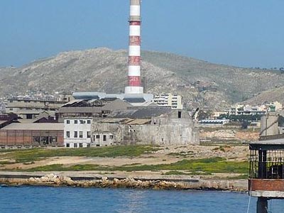 Δραπετσώνα: Σφράγιση εργατικών κατοικιών που έχουν υποστεί ζημιές από τον σεισμό του 1999