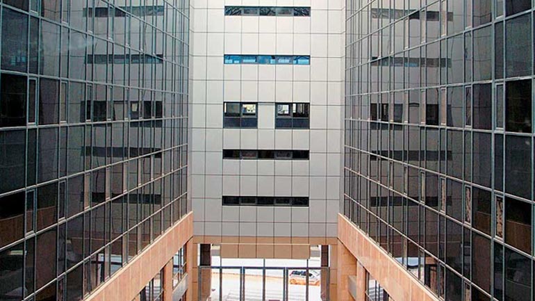 Το ΣτΕ, η μεταστέγαση των δικαστηρίων και το χρυσοπληρωμένο κτήριο-φάντασμα