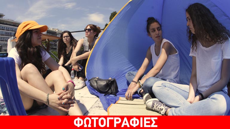 Φοιτητές αρχιτεκτονικής έστησαν σκηνές στο Σύνταγμα