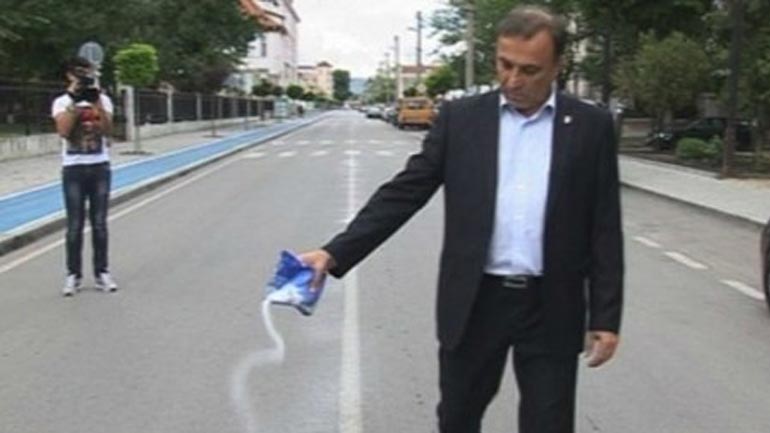 Boυλγαρία: Δήμαρχος έριξε ζάχαρη στους δρόμους για να ξορκίσει τα τροχαία