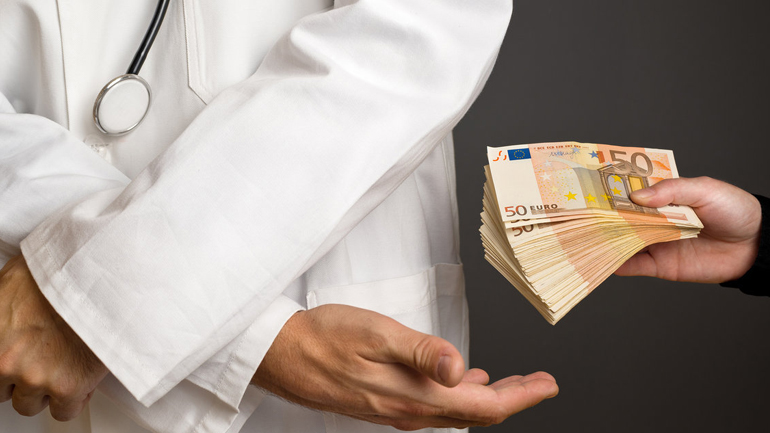 Επέστρεψε στη θέση του καρδιοχειρουργός που έχει κατηγορηθεί για «φακελάκι»!