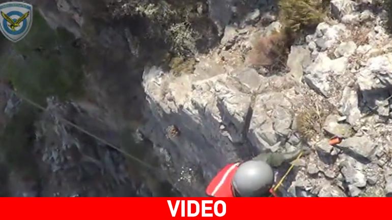 Διάσωση μετανάστη από ελικόπτερο Σούπερ Πούμα στη Σάμο