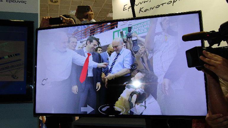 Φόρεσαν (εικονική) γραβάτα στον Τσίπρα