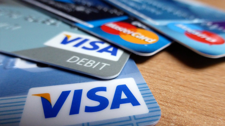 Aύξηση κατά 44% του πλαστικού χρήματος λόγω capital controls