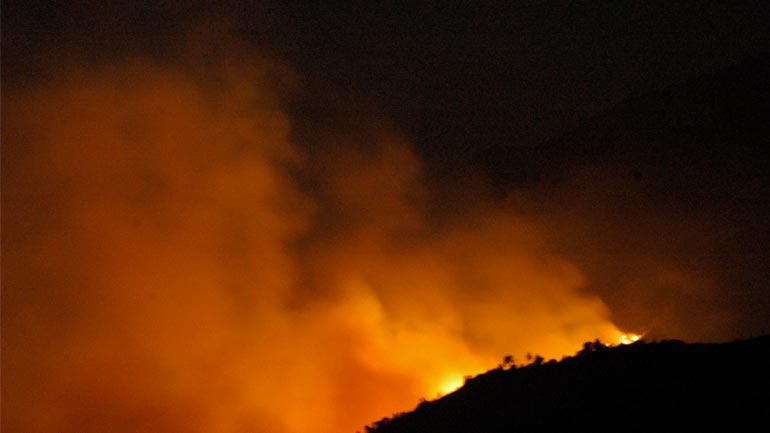 Μαίνεται η πυρκαγιά στην Εύβοια, κατασβέστηκε η φωτιά στην Ηλεία, παραμένει το μέτωπο στη Ρόδο