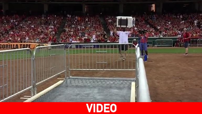 Πέταξε ένα πλυντήριο ρούχων και έσπασε το ρεκόρ…