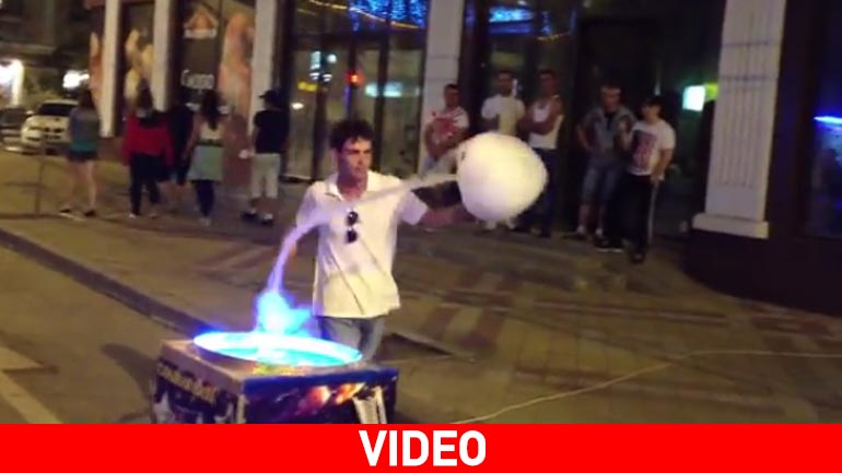 Μερακλής φτιάχνει μαλλί της γριάς χορεύοντας….