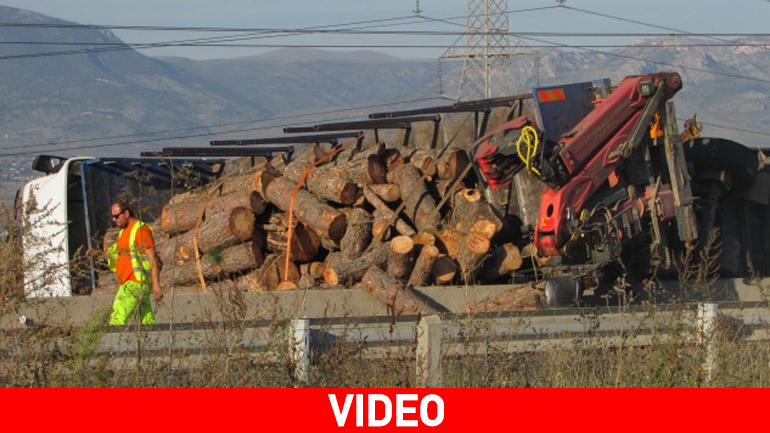 Νταλίκα με κορμούς δέντρων εξετράπη στην Εγνατία Οδό