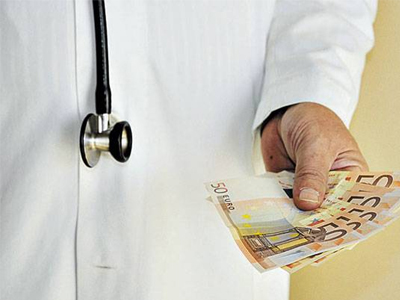 Ποινική δίωξη στον γιατρό του Ευαγγελισμού για φακελάκι