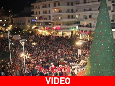Καλαμάτα: Άναψαν τα λαμπιόνια του χριστουγεννιάτικου δέντρου