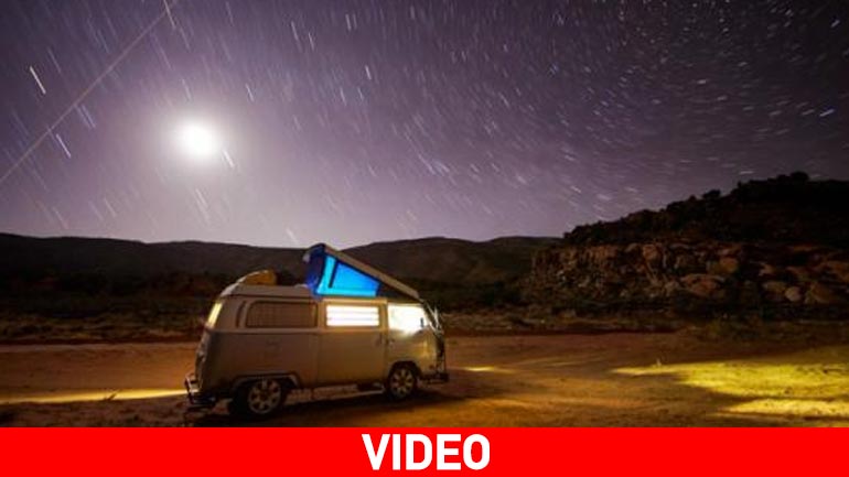 Oικογένεια ταξιδεύει με ένα VW βαν του 1971!