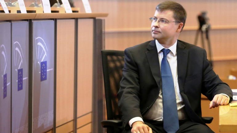 O Ντομπρόφσκις πετάει το μπαλάκι στη Βουλή