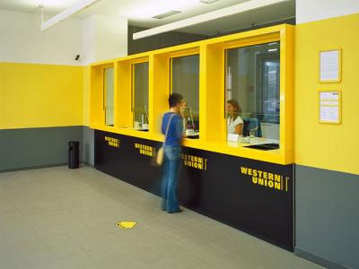 H κρίση “χτύπησε” τα εμβάσματα μεταναστών στην Αλβανία