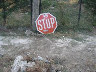 Κατεστραμμένες πινακίδες στους δρόμους της Αθήνας