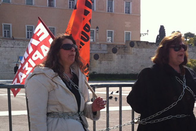 Αλυσοδεμένοι εκπαιδευτικοί στη Βουλή