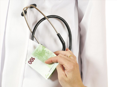 Γιατρός γνωμάτευε και επικύρωνε τις… δικές του αποφάσεις