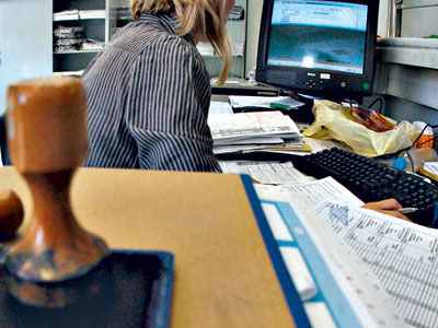 H τεμπέλα δημόσιος υπάλληλος και η δικογραφία για παράβαση καθήκοντος