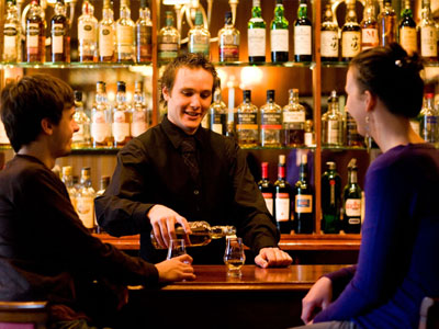 Χαιρετίζουν το «όχι» οι Σκωτσέζοι παραγωγοί ουίσκι