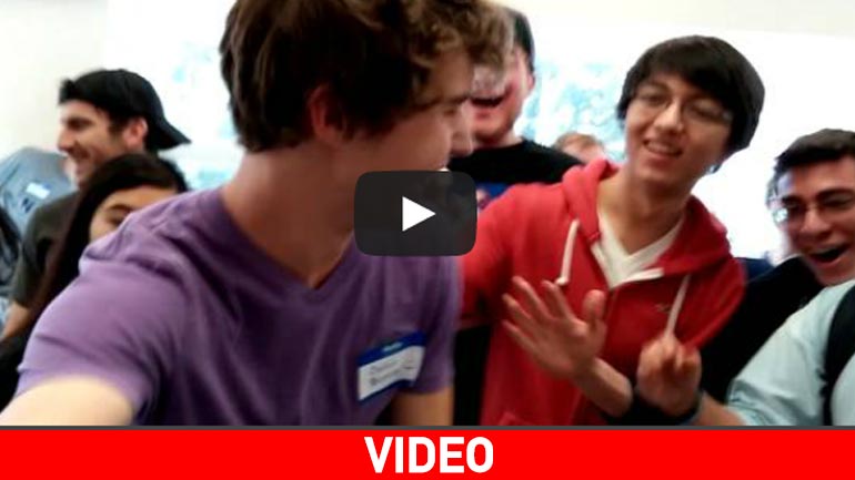 Ο 17χρονος έσπασε το παγκόσμιο ρεκόρ και έλυσε τον κύβο του Rubik σε 5,25 δευτερόλεπτα