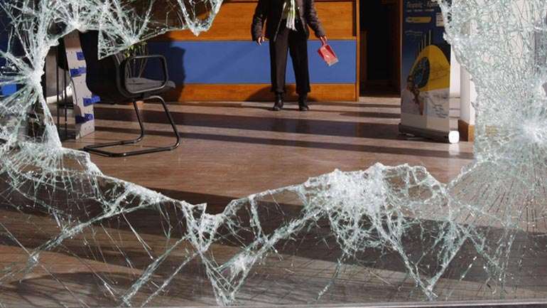 Φυσάει από το σπασμένο μου τζάμι…