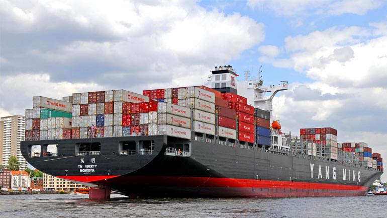 Πλοίο της Yang Ming στο λιμάνι του Πειραιά