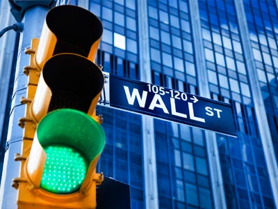 Νέο ρεκόρ: Ξεπέρασε τις 18.000 μονάδες ο Dow Jones