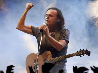 Βασίλης Παπακωνσταντίνου: Μια μεγάλη συναυλία με τραγούδια του Μίκη