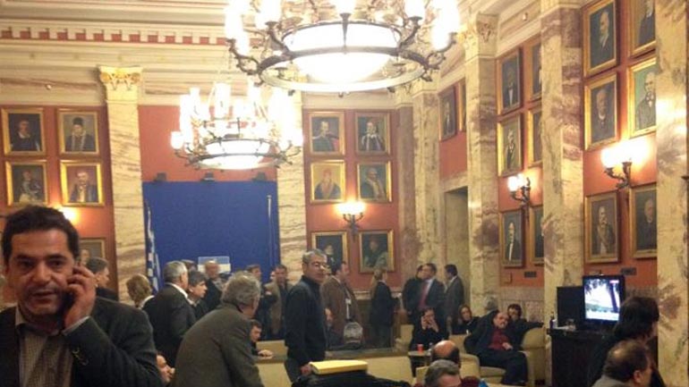 Κουβεντούλα με το σάντουιτς στο χέρι…