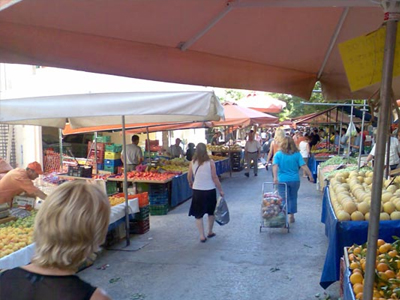 «Παγώνουν» τα τέλη καθαριότητας στις λαϊκές αγορές