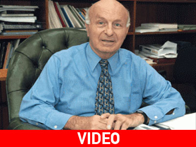 Καθηγητής Δ. Τριχόπουλος: Πώς μεταδίδεται ο Έμπολα