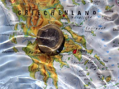 Ο φόβος του Grexit διαλύει το ευρώ