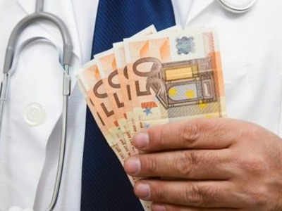 Zήτησε «φακελάκι» 7.000 ευρώ από άπορη οικογένεια