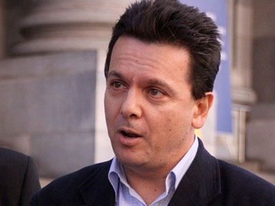 Ομογενής πολιτικός σε ρόλο διαδηλωτή!