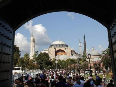 Mουσουλμάνοι προσευχήθηκαν για να γίνει τζαμί η Αγία Σοφία