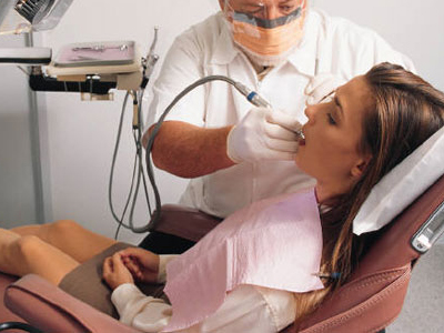 Toυς ξεδόντιαζε χωρίς άδεια λειτουργίας