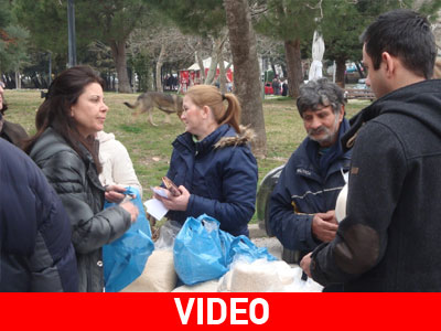 Στην ουρά για μία σακούλα φθηνά τρόφιμα