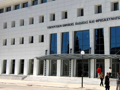 Συνθήματα κατά της υπουργού Παιδείας από υπαλλήλους