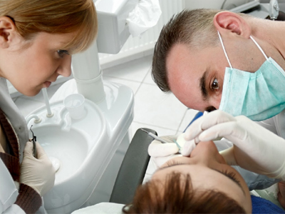 Ξεδόντιαζαν χωρίς άδεια άσκησης επαγγέλματος