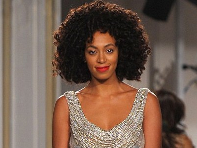 Μοιάζει στην αδελφή της…