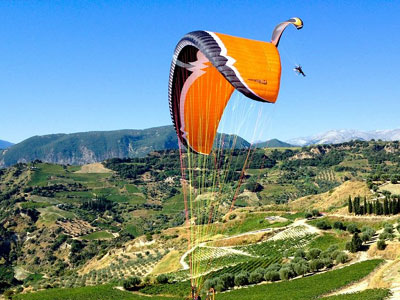 Οινοξένεια 2014: Επίδειξη με αλεξίπτωτο πλαγιάς