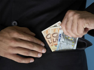 Εξαπατούσε κόσμο και κοσμάκη τάζοντας διορισμούς