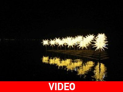 Θεσσαλονίκη: Φωταγωγήθηκε το πλωτό χριστουγεννιάτικο δέντρο