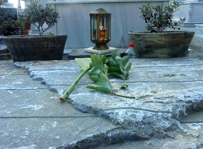 Κρήτη: Έκλεβε γλάστρες με λουλούδια από νεκροταφείο