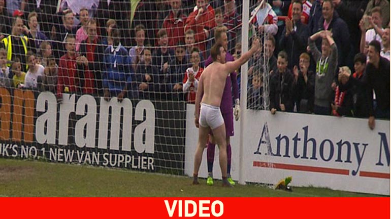 Γυμνός οπαδός έβγαλε selfie με τον τερματοφύλακα