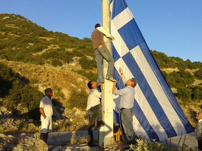Ελληνική σημαία-γίγας κυματίζει στα ελληνοαλβανικά σύνορα