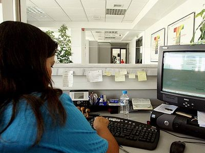 Από κόσκινο οι δημόσιοι υπάλληλοι Από κόσκινο οι δημόσιοι υπάλληλοι