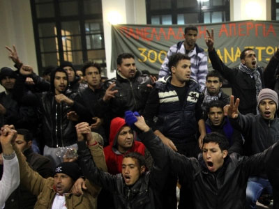 Συγκέντρωση μεταναστών στο ΥΠΕΣ