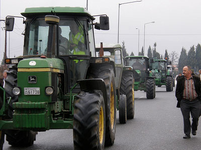 Στους δρόμους χιλιάδες αγρότες